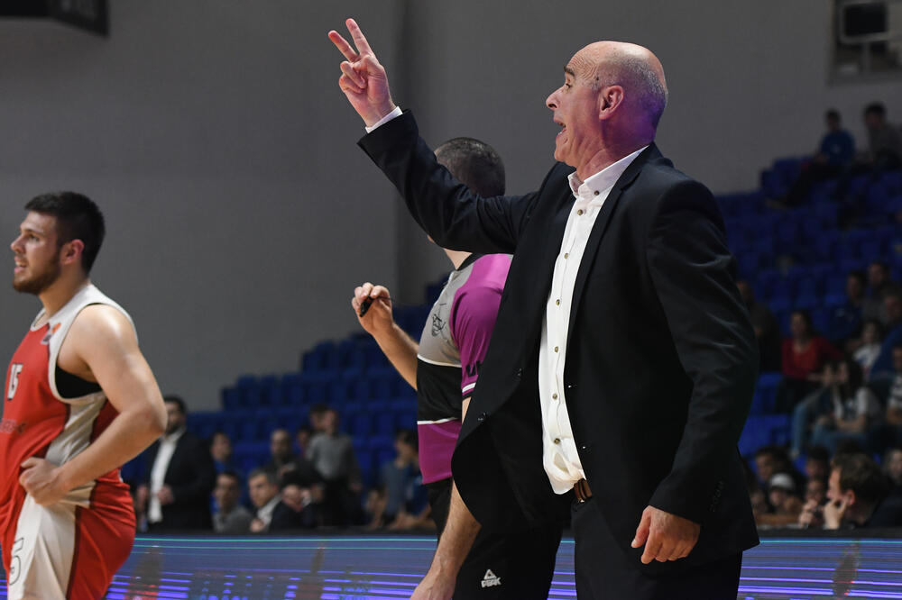 Miodrag Kadija na večerašnjem meču u "Morači" (Foto: Savo Prelević)