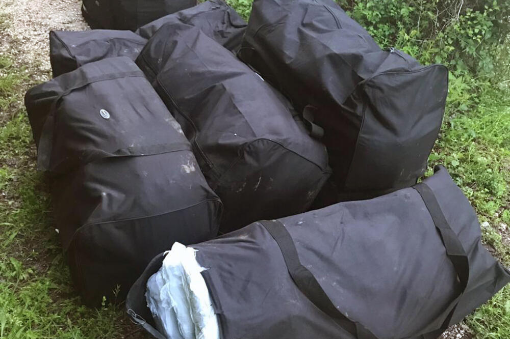 Pronađene torbe pune marihuane, Foto: Uprava policije