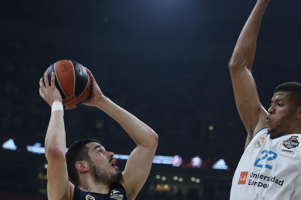 Nikola Kalinić i Valter Tavares iz Reala, Foto: AP