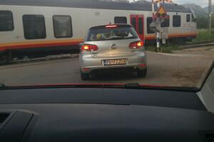 Podgorica: Voz prolazi, a rampa podignuta