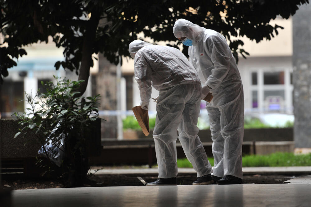 Forenzičari uzimaju tragove nakon ubistva Šakovića, Foto: Savo Prelević