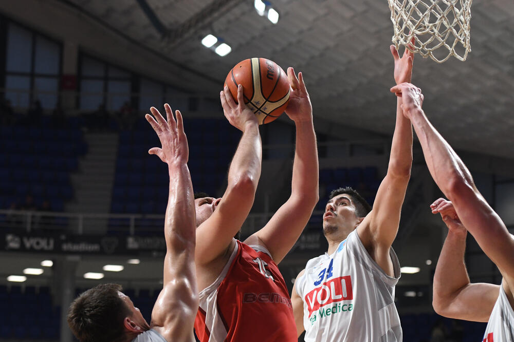 Sa prvog meča Budućnosti i Lovćena u “Morači”, Foto: Savo PRELEVIĆ