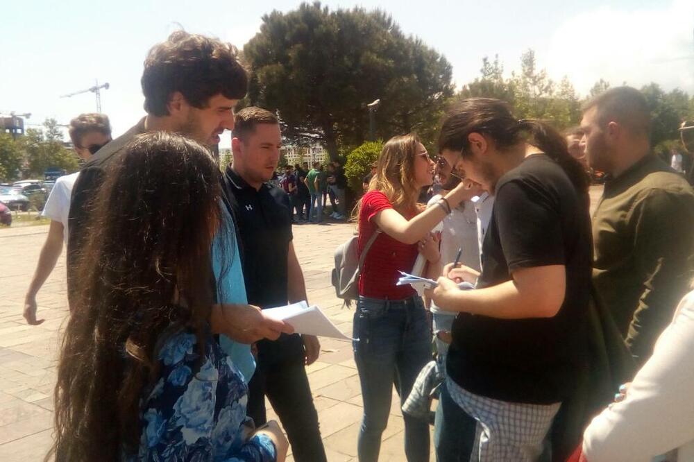 Sa prikupljanja potpisa, Foto: Borko Ždero