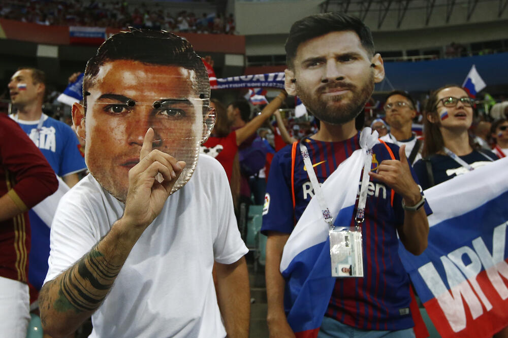 Ronaldo i Mesi kao navijački rekviziti, Foto: Manu Fernandez