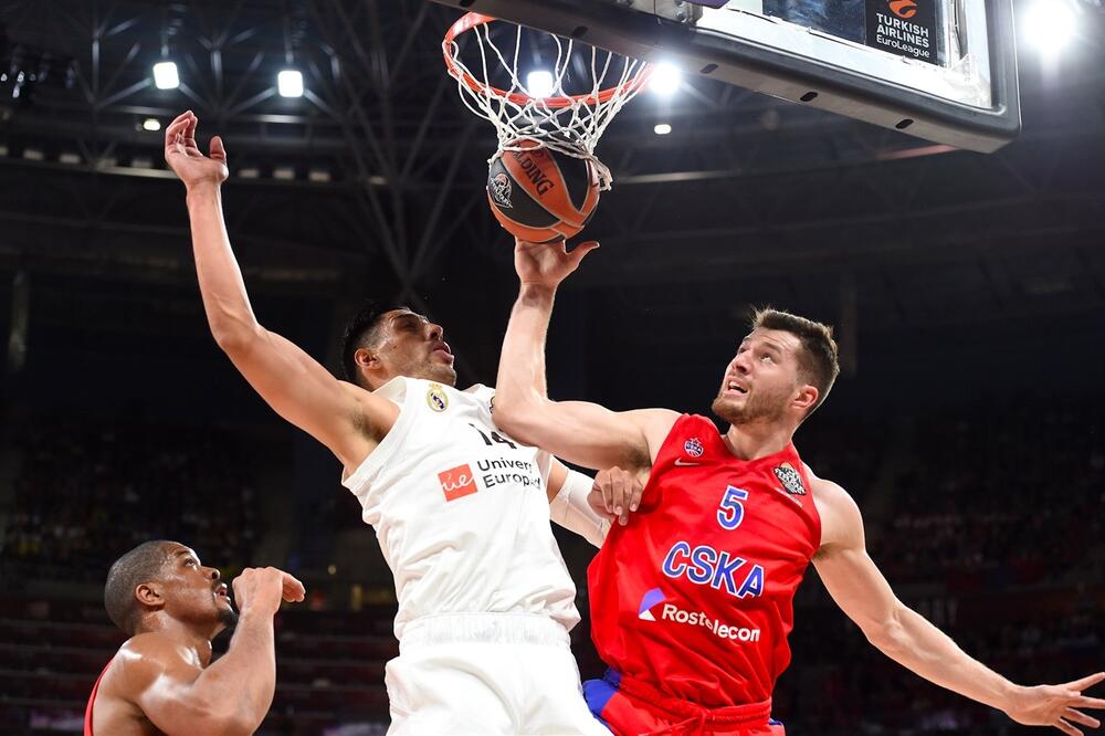 Duel Petersa (CSKA) i Ajona (Real), Foto: Reuters