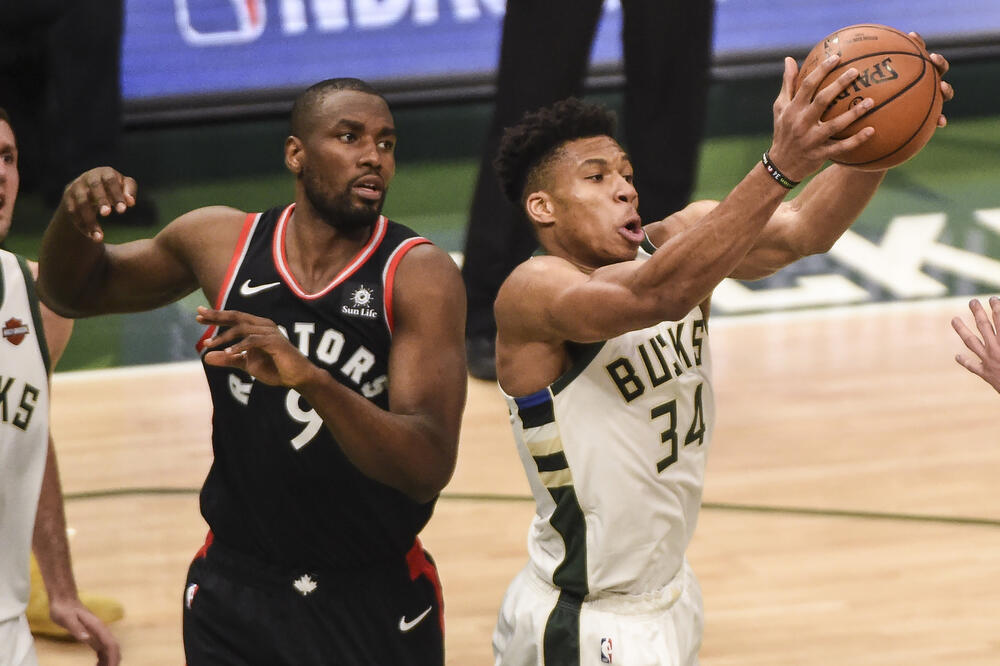 Antetokumpo (bijeli dres) u duelu sa Seržom Ibakom, Foto: Reuters