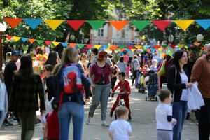 Veselo i šareno u parku na Kruševcu: Pogledajte kako protiče...