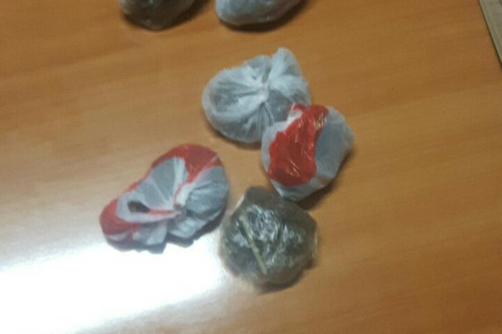 Nađeni zamotoljci sa drogom, Foto: Uprava policije