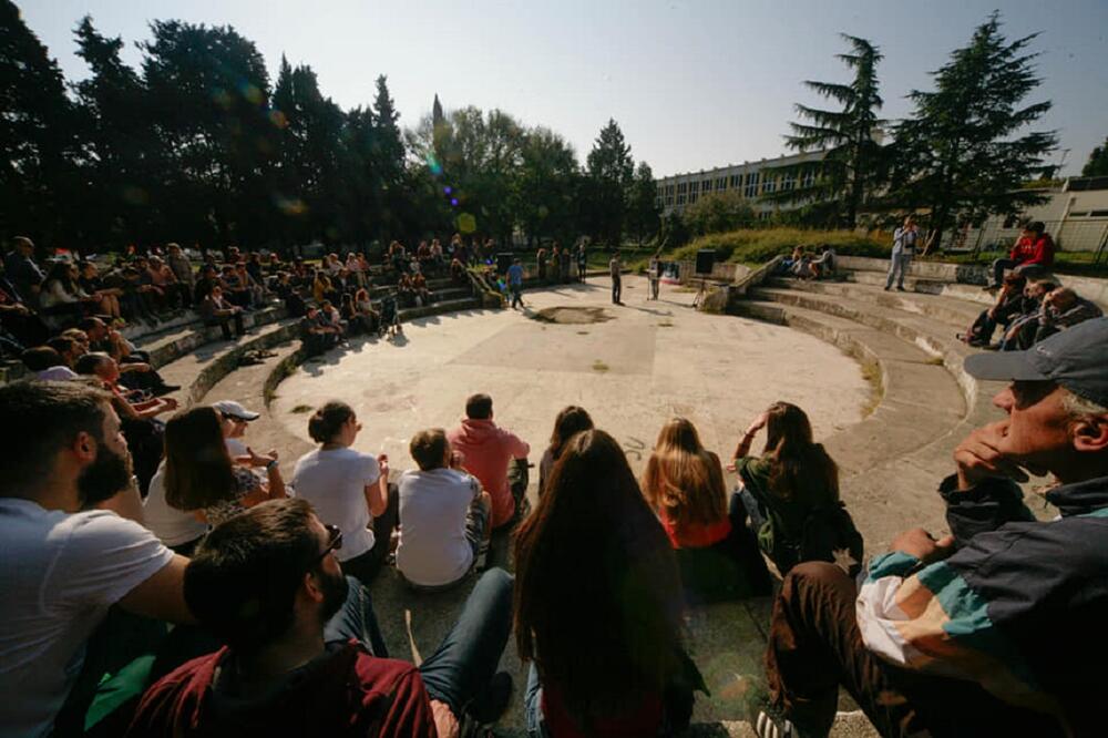 U školskom dvorištu srušen i amfiteatar, Foto: Građanska inicijativa