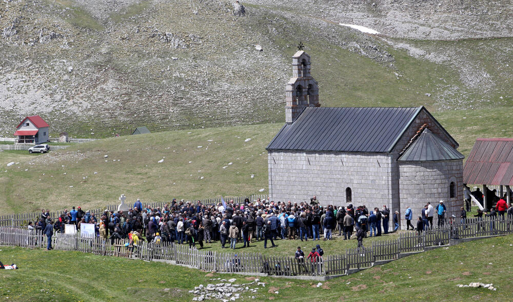 Nekoliko stotina ljubitelja Sinjajevine okupilo se danas ispred crkve Ružice, u znak protesta zbog namjere Ministarstva odbrane da tu planinu koristi kao vojno vježbališni poligon.