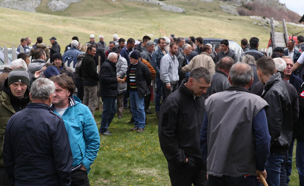 Nekoliko stotina ljubitelja Sinjajevine okupilo se danas ispred crkve Ružice, u znak protesta zbog namjere Ministarstva odbrane da tu planinu koristi kao vojno vježbališni poligon.
