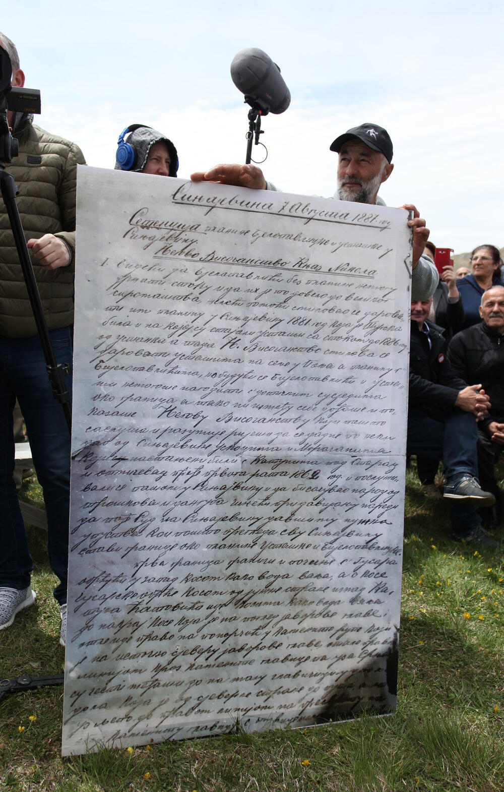 Nekoliko stotina ljubitelja Sinjajevine okupilo se danas ispred crkve Ružice, u znak protesta zbog namjere Ministarstva odbrane da tu planinu koristi kao vojno vježbališni poligon.