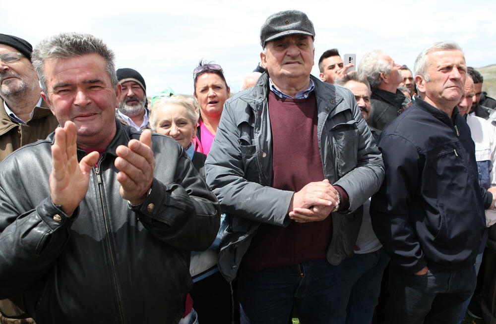 Nekoliko stotina ljubitelja Sinjajevine okupilo se danas ispred crkve Ružice, u znak protesta zbog namjere Ministarstva odbrane da tu planinu koristi kao vojno vježbališni poligon.