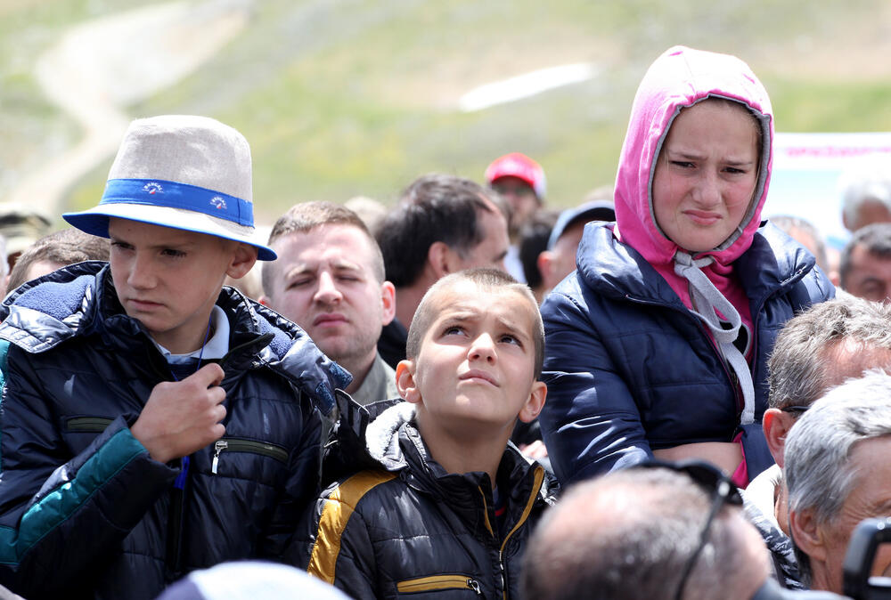 Nekoliko stotina ljubitelja Sinjajevine okupilo se danas ispred crkve Ružice, u znak protesta zbog namjere Ministarstva odbrane da tu planinu koristi kao vojno vježbališni poligon.