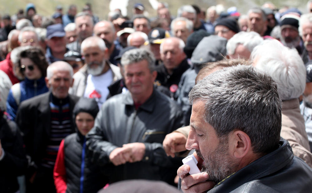 Nekoliko stotina ljubitelja Sinjajevine okupilo se danas ispred crkve Ružice, u znak protesta zbog namjere Ministarstva odbrane da tu planinu koristi kao vojno vježbališni poligon.