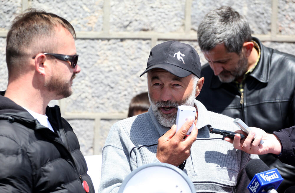 Nekoliko stotina ljubitelja Sinjajevine okupilo se danas ispred crkve Ružice, u znak protesta zbog namjere Ministarstva odbrane da tu planinu koristi kao vojno vježbališni poligon.