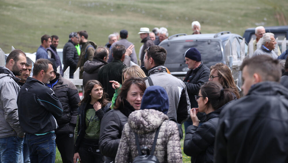 Nekoliko stotina ljubitelja Sinjajevine okupilo se danas ispred crkve Ružice, u znak protesta zbog namjere Ministarstva odbrane da tu planinu koristi kao vojno vježbališni poligon.