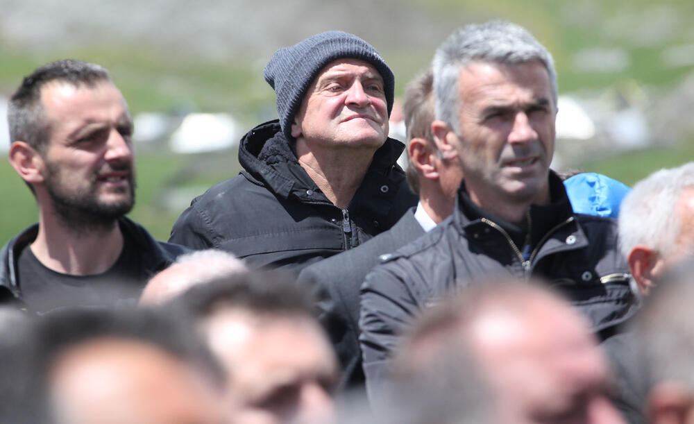 Nekoliko stotina ljubitelja Sinjajevine okupilo se danas ispred crkve Ružice, u znak protesta zbog namjere Ministarstva odbrane da tu planinu koristi kao vojno vježbališni poligon.