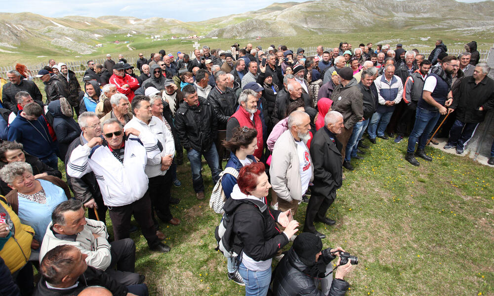 Nekoliko stotina ljubitelja Sinjajevine okupilo se danas ispred crkve Ružice, u znak protesta zbog namjere Ministarstva odbrane da tu planinu koristi kao vojno vježbališni poligon.