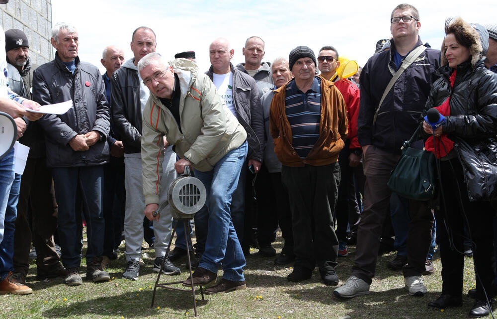 Nekoliko stotina ljubitelja Sinjajevine okupilo se danas ispred crkve Ružice, u znak protesta zbog namjere Ministarstva odbrane da tu planinu koristi kao vojno vježbališni poligon.