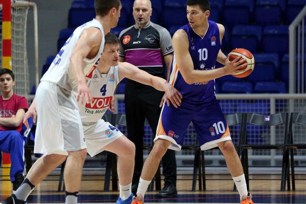 Marko Mugoša (Mornar) u duelu protiv Budućnosti