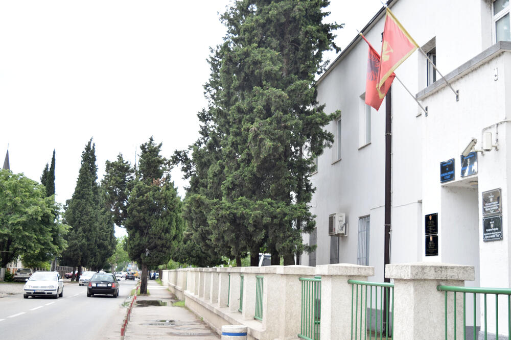 Tuzi, zastave Albanije u centru povodom 21. maja, Foto: Zoran Đurić