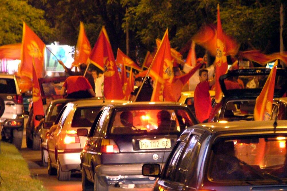 Slavlje na ulicama Podgorice nakon proglašenja rezultata referenduma maja 2006. godine (arhiva), Foto: Filip Roganović