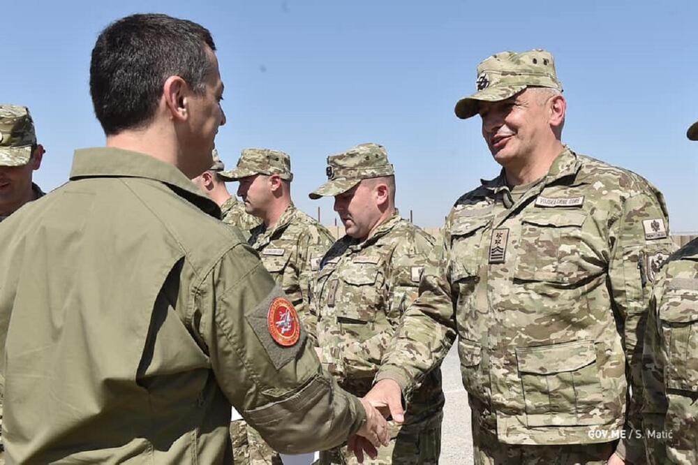 Bošković sa pripadnicima VCG, Foto: Vlada Crne Gore