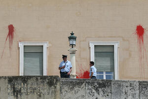 Grčki anarhisti farbom gađali Parlament