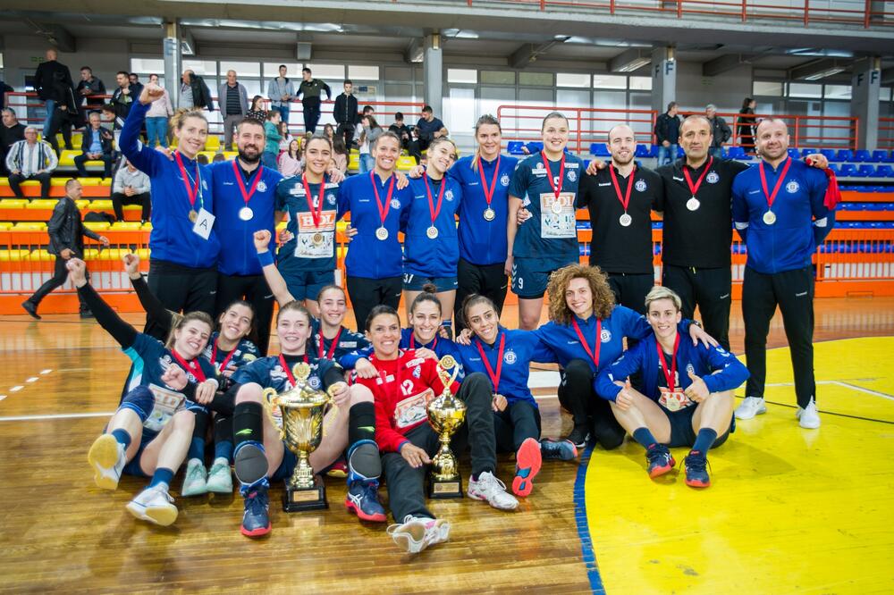 Rukometašice Budućnosti sa peharom, Foto: Stefan Ivanović