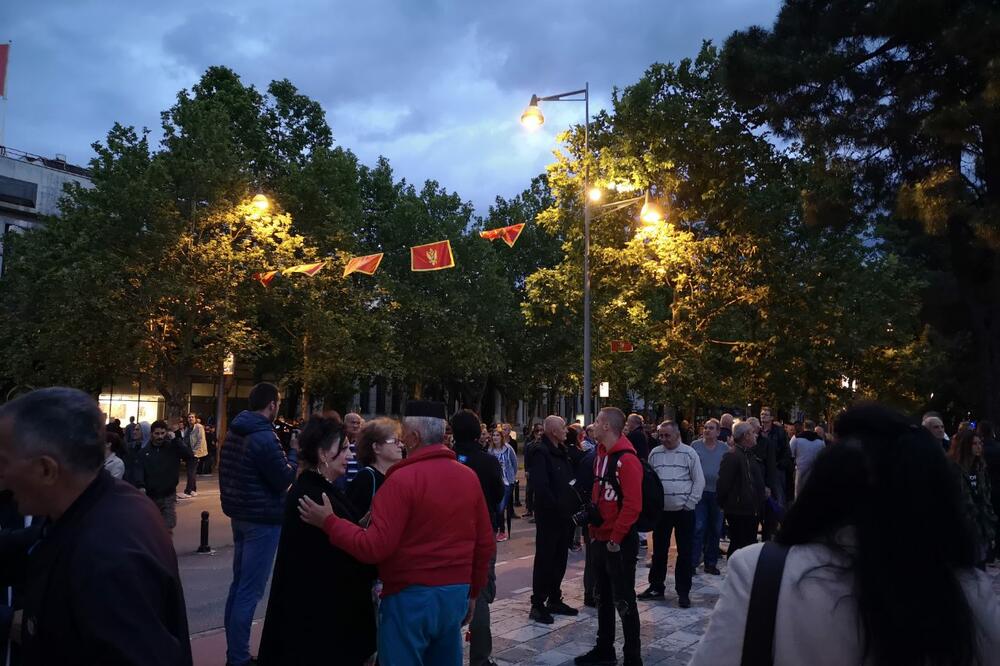 Građani ispred Skupštine, Foto: Vanja Kosović