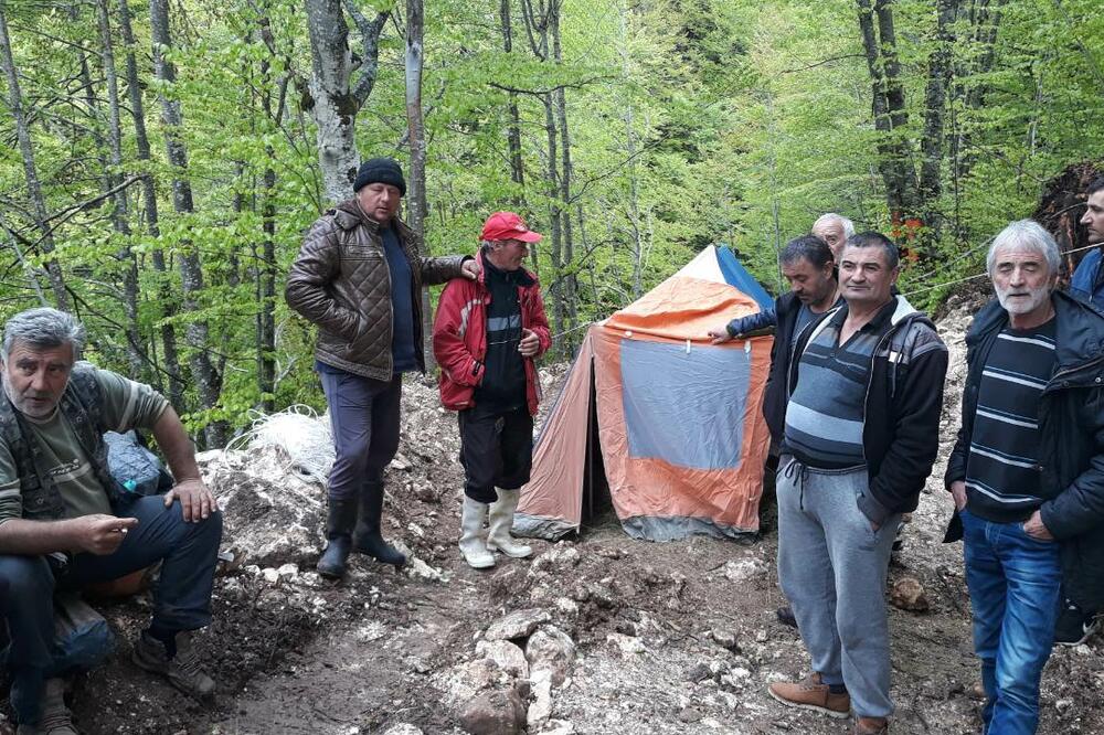 Mještani postavljaju kamp, Foto: Jelena Jovanović
