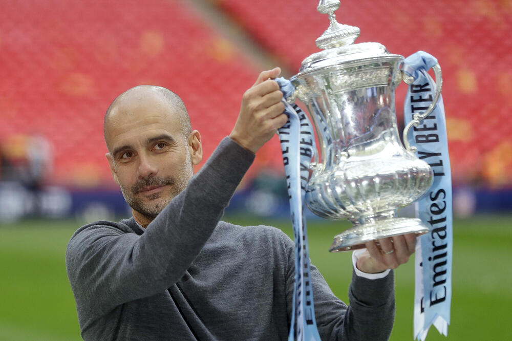 Da li je ovo posljednji trofej u Sitiju: Gvardiola sa peharom FA kupa, Foto: AP