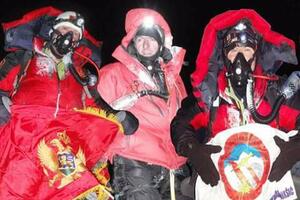 Prije devet godina iznijeli su crnogorsku zastavu na Mont Everest,...