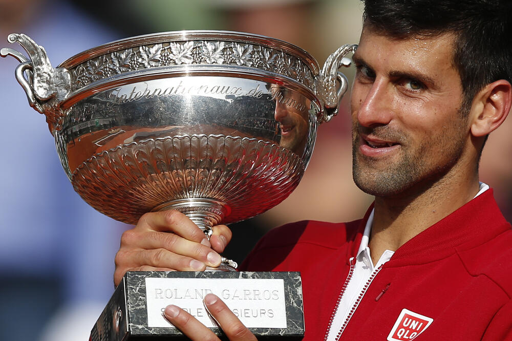 Želi da opet podigne Kup musketara: Novak Đoković drži pehar Rolan Garosa 2016. godine, Foto: Reuters