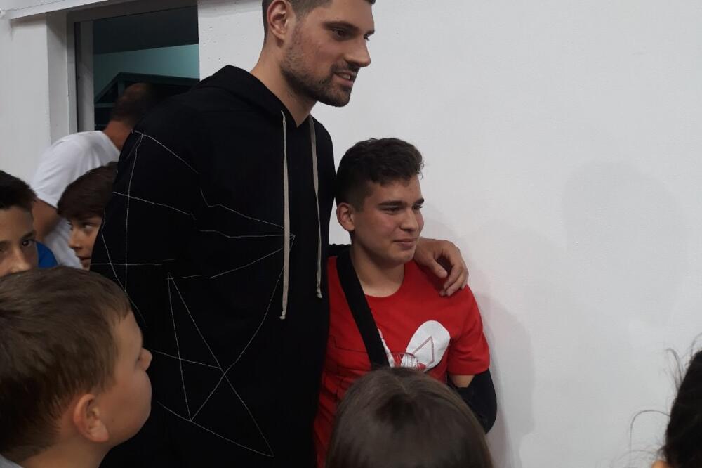 Nikola Vučević sa najmlađim obožavaocima u Baru, Foto: Velibor Gašanović