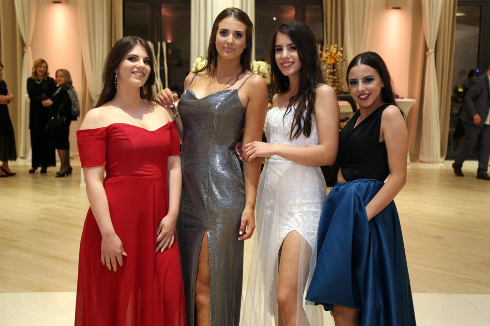 Maturantkinje Medicinske škole, Foto: Filip Roganović