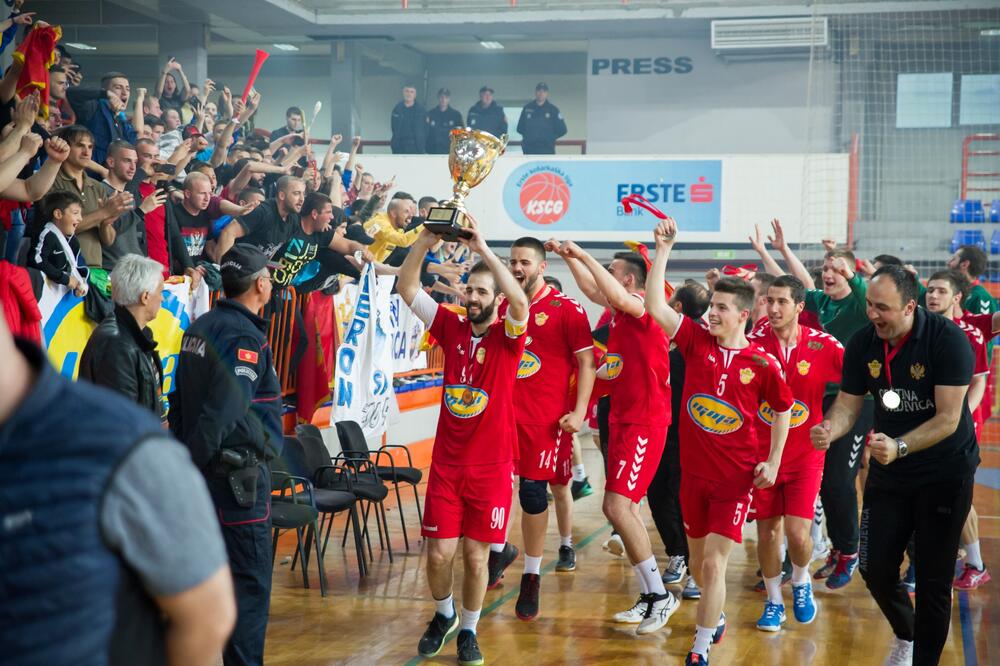 Slavlje rukometaša Komova nakon osvajanja Kupa u Bijelom Polju, Foto: Stefan Ivanović/RSCG