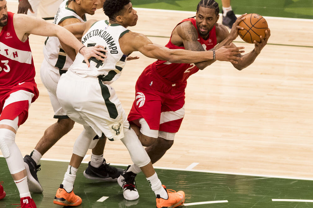 Lenard u duelu sa igračima Milvokija, Foto: Reuters