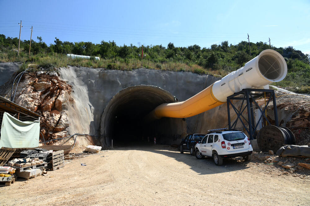 Izgradnja auto-puta (arhiva), Foto: Boris Pejović