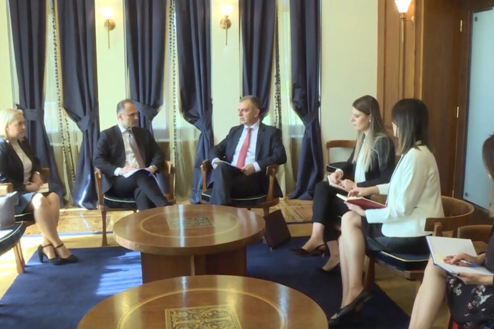 Sa sastanka, Foto: Screenshot