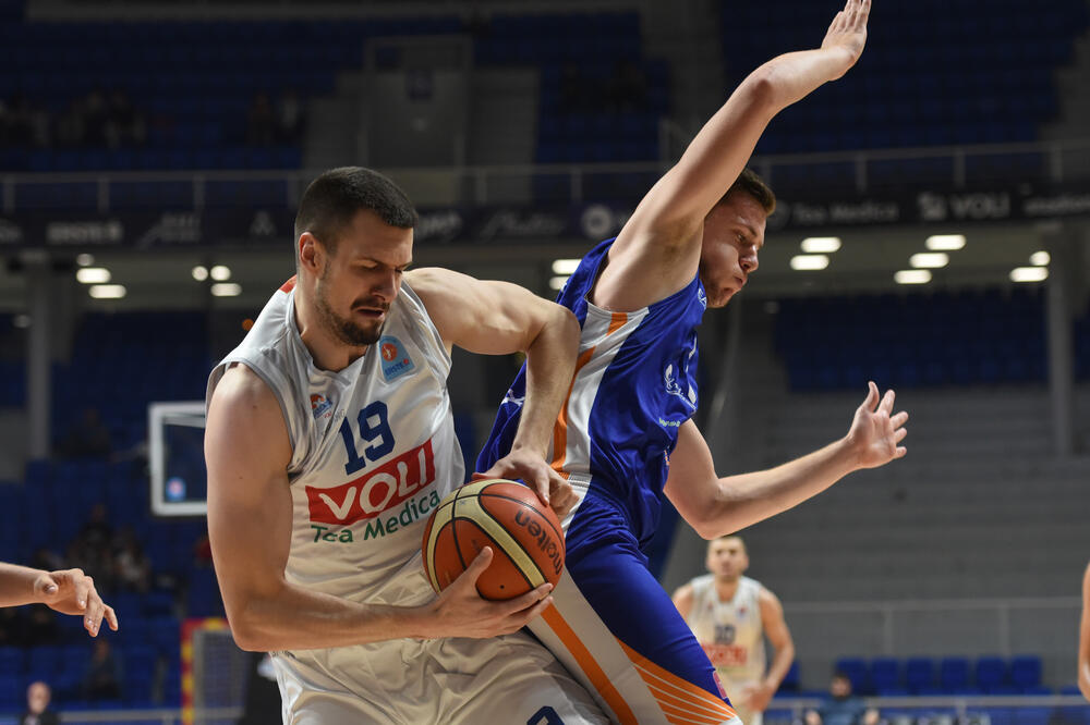 Zoran Nikolić i Strahinja Mićović u duelu na prvom meču u Podgorici, Foto: Savo Prelević