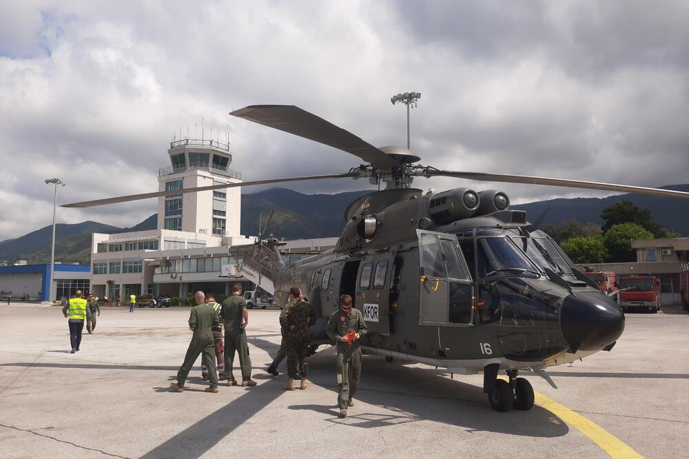 Ekipa pripadnika Ratnog vazduhoplovstva Švajcarske na aerodromu u Tivtu, Foto: Siniša Luković