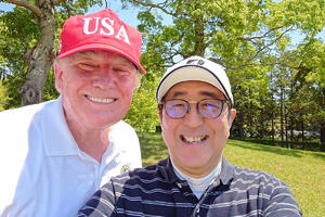 Golf diplomatija: Tramp i Abe pozirali za "selfi"