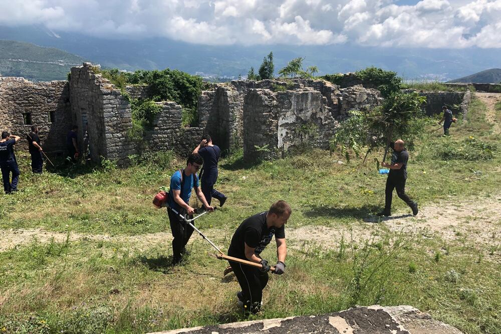 tDetalj sa radne akcije: Čišćenje tvrđave Mogren, Foto: Vuk Lajović