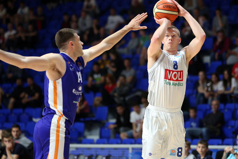 Da li će se finale večeras završiti ili će se igrati majstorica u srijedu: Sead Šehović šutira preko Vukote Pavića, Foto: Filip Roganović