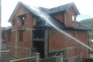 Krov kuće izgorio u požaru u Bijelom Polju