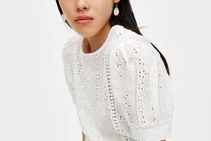 Vezena bijela bluza: Klasika koja se odlično slaže uz džins