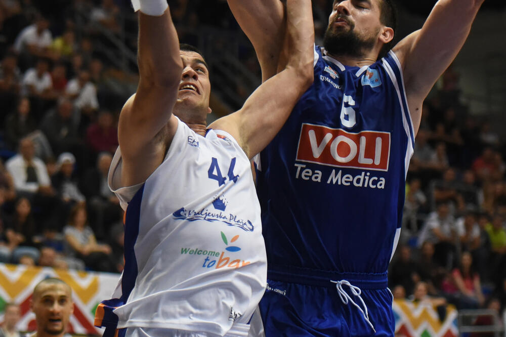 Ko će imati više snage u majstorici: Nikola Rebić (Mornar) i Filip Barović (Budućnost) na meču u Baru, Foto: Savo Prelević