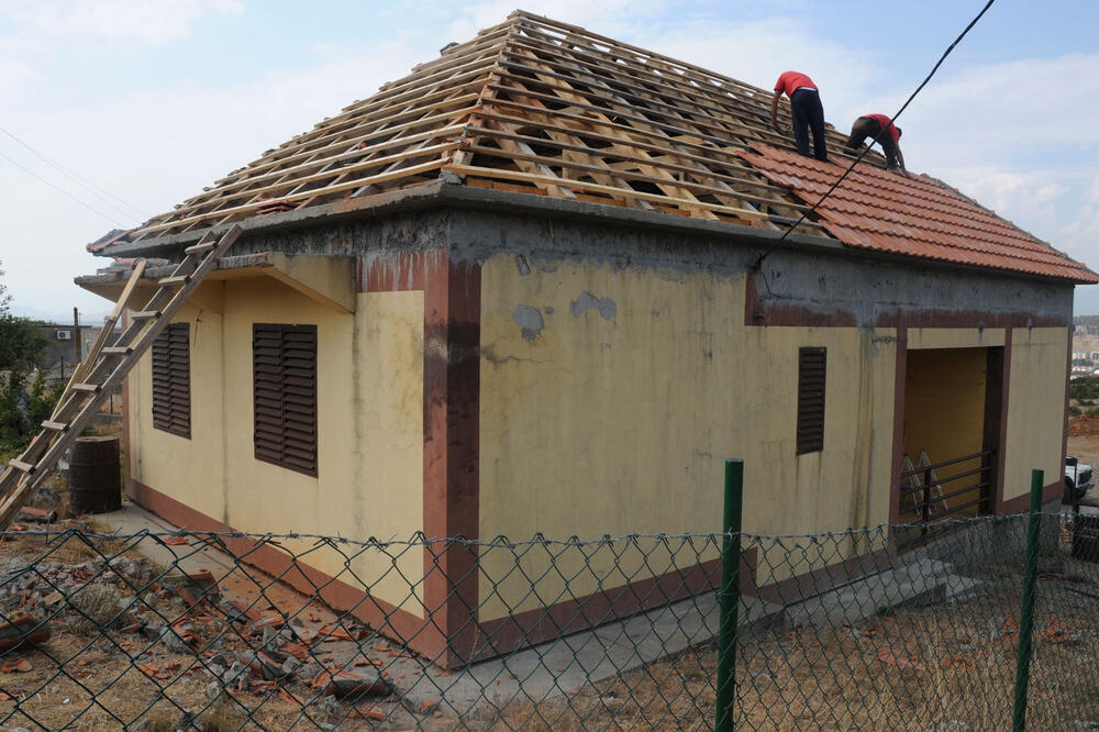Rušenje krova kuće na Kakarickoj gori, Foto: Luka Zekovic